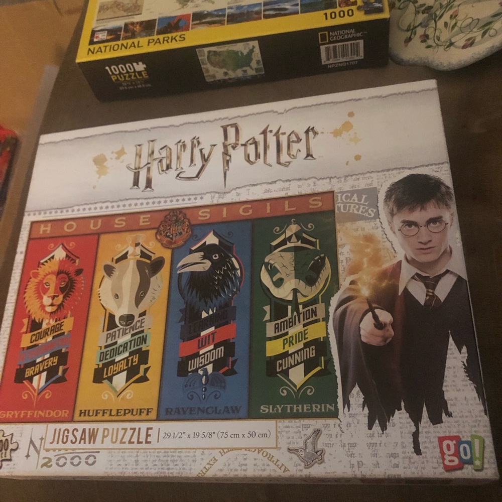 🎃Warner Bros. Harry Potter House Sigils Jigsaw Puzzle - $25 or $20 w/offer